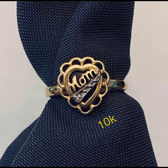 10k GORGEOUS Gold ‘Mom’ Ring - Sz 6.75